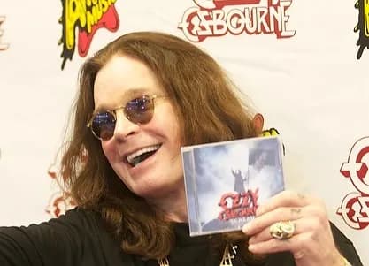 Ozzy Osbourne con su disco Scream.