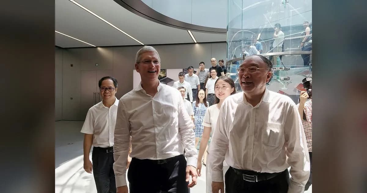 Tim Cook and Chongqing Mayor Huang